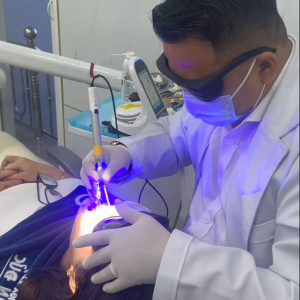 chieu-laser-chua-lanh-vet-thuong-tay-trang-rang-hieu-qua-tai-nha-khoa-nhan-duc